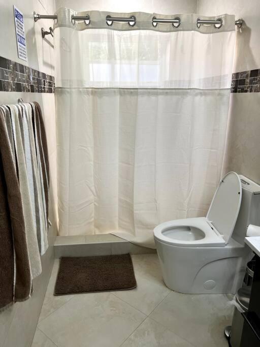Adorable 2-bedroom House With Free Parking Casa de hóspedes