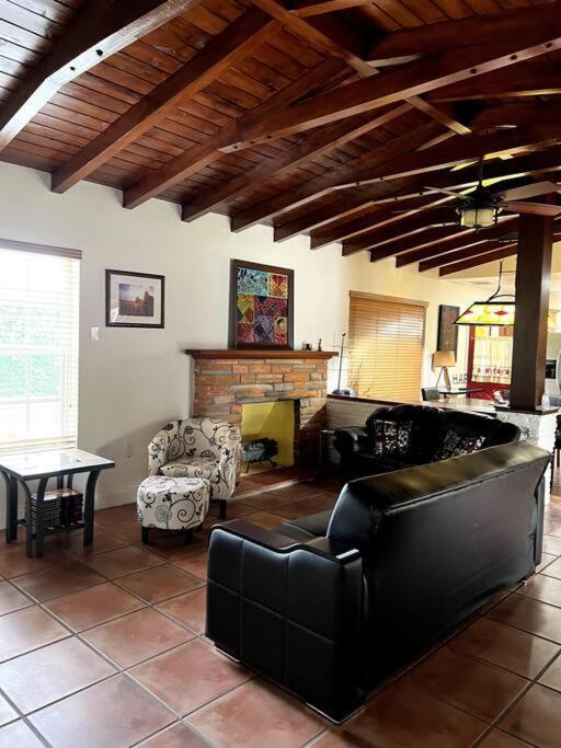 Adorable 2-bedroom House With Free Parking Casa de hóspedes
