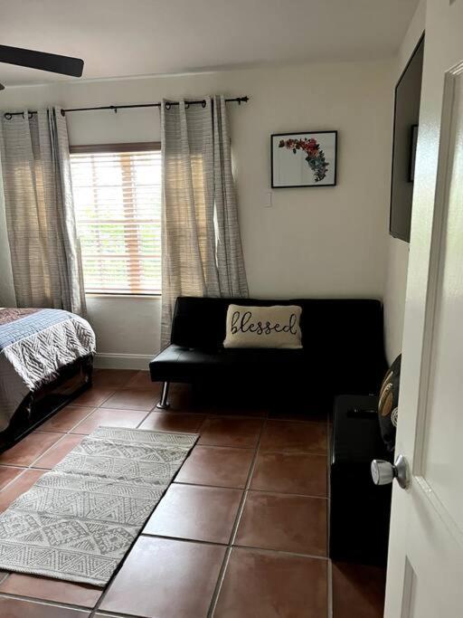 Adorable 2-bedroom House With Free Parking Casa de hóspedes *